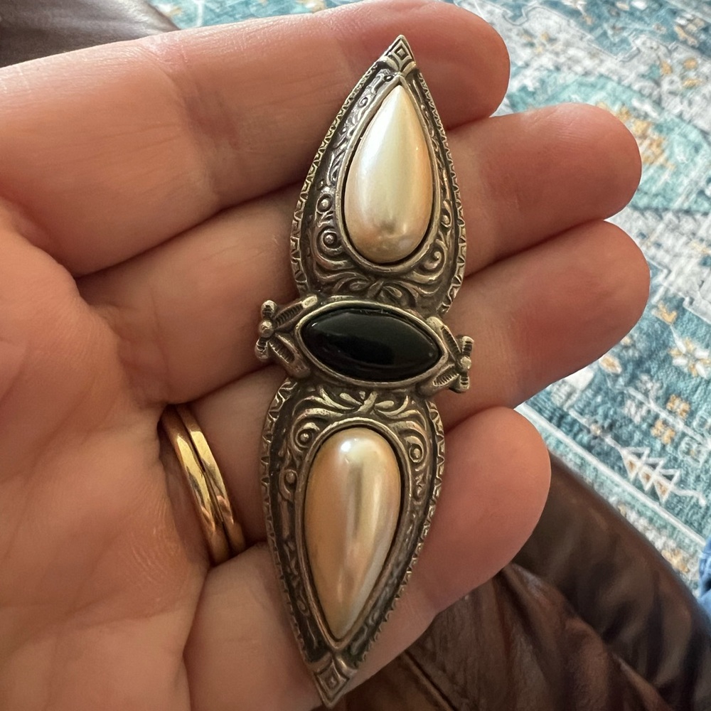 Vtg filigree brooch with faux pearl